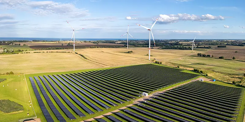 Visuelle Medien - Drohnenaufnahme von Windrädern und Solarfeldern in Schleswig-Holstein – nachhaltige Energie aus der Luftperspektive