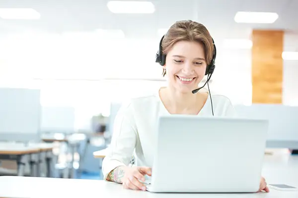 Beratung am Laptop – Ansprechpartnerin mit Headset im Büro (Kontakt & Erstgespräch & Impressum)