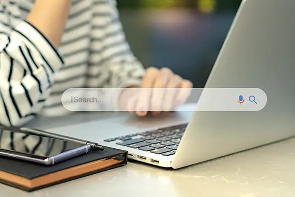 SEO & Google Marketing - Laptop mit geöffneter Google-Suchleiste – Symbol für SEO-Optimierung und Online-Marketing